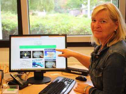 Antje Motzkus-Wintjen pr&auml;sentiert die Website, auf der die Sch&uuml;ler nach passenden Berufen und offenen Ausbildungsstellen suchen k&ouml;nnen.