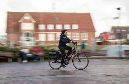Heike Cleve f&auml;hrt auf ihrem Dienstfahrrad durch den Ort. (Bild: Sina Schuldt/dpa)