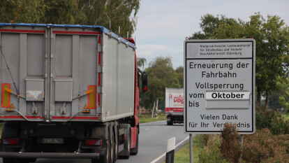 Tafeln weisen schon jetzt auf die Vollsperrrung hin.