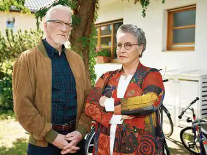 Anna (Katerina Jacob) und ihr Wohngenosse Herr Kurtz (Ernst St&ouml;tzner) in einer Szene von &bdquo;Anna und ihr Untermieter: Aller Anfang ist schwer&ldquo;