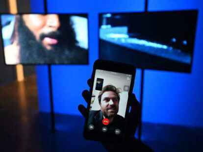 K&uuml;nstler und Filmemacher Mario Pfeifer &ndash; zugeschaltet per Video &ndash; vor der Installation &bdquo;Blacktivism&ldquo;.