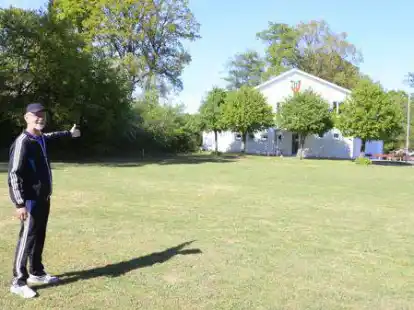Hier soll eine Halle gebaut werden. Vorsitzender Burkhard Garmhausen ist nach der j&uuml;ngsten Ausschusssitzung wieder beruhigt, dass das auch klappt.