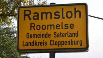 Die saterfriesische Sprache ist noch an einigen Stellen im Saterland pr&auml;sent, beispielsweise an den zweisprachigen Ortstafeln, wie hier in Ramsloh.