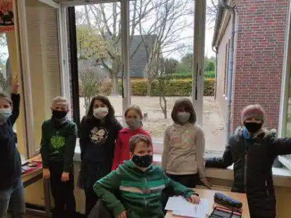 Fenster auf, Maske auf: In der Klasse 4a der Grundschule Lange Stra&szlig;e haben die Kinder die Corona-Regeln verinnerlicht.  Viele bringen Jacken oder Pullover mit, die dann   in der Schule bleiben.