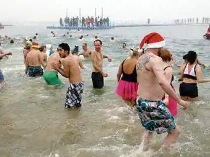 Aus f&uuml;rs Neujahrsschwimmen: Dieses gewohnte Bild zum Jahresauftakt in Butjadingen wird es 2021 nicht geben.