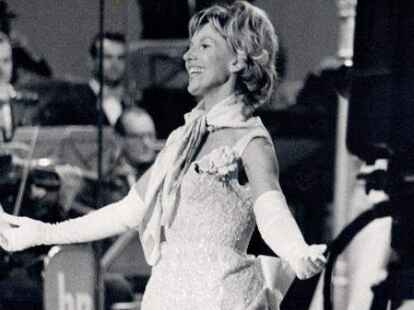 Gl&auml;nzend: Lale Andersen war auf der B&uuml;hne zuhause - hier bei einem Auftritt in Bad Homburg beim Vorentscheid 1961 im Schlagerwettbewerb um den Grand Prix.