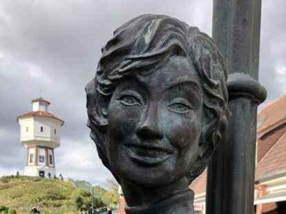 Angelehnt an die ber&uuml;hmte Laterne: Lale-Anderson-Bronzefigur auf Langeoog.