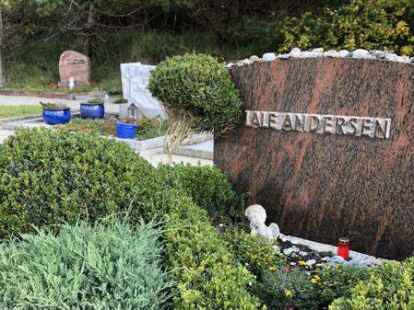 Letzte Ruhe: Das Grab von Lale Andersen befindet sich auf dem Langeooger D&uuml;nenfriedhof, wenige Meter von ihrem Wohnhaus entfernt.