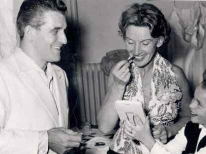 Gut gelaunt: Viele Fotos von Lale Andersen zeigen eine fr&ouml;hliche, gut gelaunte Frau; hier mit mit dem Schlagers&auml;nger Ren&eacute; Carol und  Schauspielerin Cornelia Froboess als Kind.