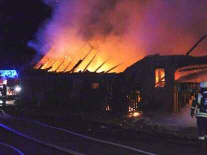 N&auml;chtlicher Gro&szlig;einsatz f&uuml;r vier Ganderkeseer  Ortsfeuerwehren: Das Altgeb&auml;ude auf einem Resthof an der Stra&szlig;e Neu-Holzkamp wurde in der Nacht zu Samstag ein Raub der Flammen..