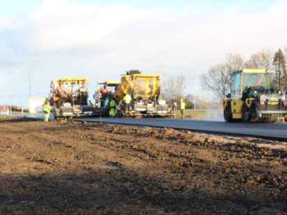 Das f&uuml;nf Kilometer lange Teilst&uuml;ck der Bundesstra&szlig;e 211 neu zwischen Mittelort und Logemannsdeich ist fertig.