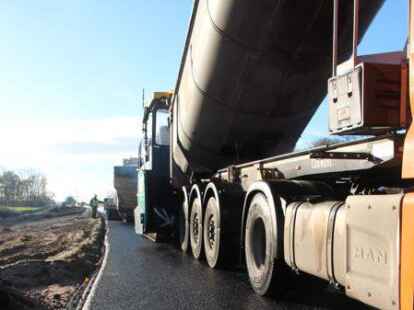 Das f&uuml;nf Kilometer lange Teilst&uuml;ck der Bundesstra&szlig;e 211 neu zwischen Mittelort und Logemannsdeich ist fertig.