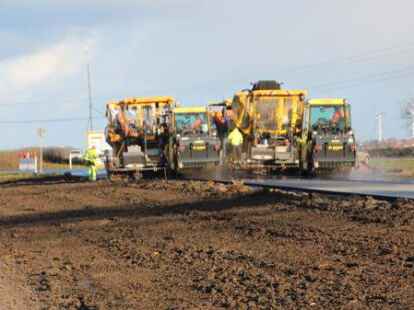 Das f&uuml;nf Kilometer lange Teilst&uuml;ck der Bundesstra&szlig;e 211 neu zwischen Mittelort und Logemannsdeich ist fertig.