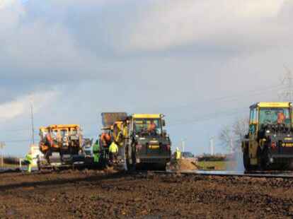 Das f&uuml;nf Kilometer lange Teilst&uuml;ck der Bundesstra&szlig;e 211 neu zwischen Mittelort und Logemannsdeich ist fertig.