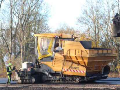 Das f&uuml;nf Kilometer lange Teilst&uuml;ck der Bundesstra&szlig;e 211 neu zwischen Mittelort und Logemannsdeich ist fertig.