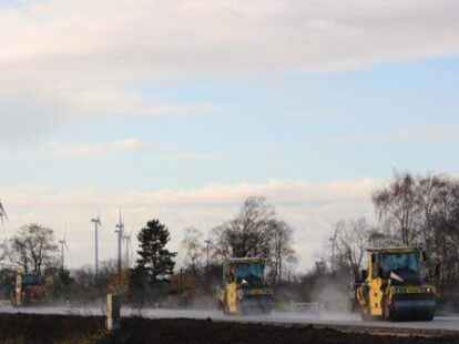 Das f&uuml;nf Kilometer lange Teilst&uuml;ck der Bundesstra&szlig;e 211 neu zwischen Mittelort und Logemannsdeich ist fertig.