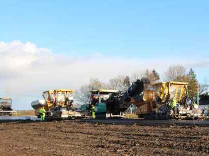 Das f&uuml;nf Kilometer lange Teilst&uuml;ck der Bundesstra&szlig;e 211 neu zwischen Mittelort und Logemannsdeich ist fertig.