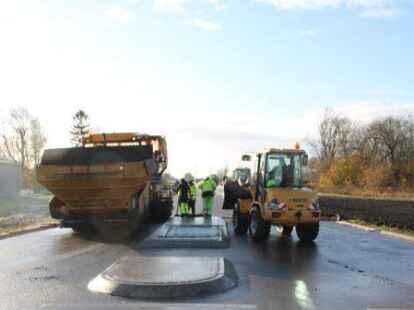 Das f&uuml;nf Kilometer lange Teilst&uuml;ck der Bundesstra&szlig;e 211 neu zwischen Mittelort und Logemannsdeich ist fertig.