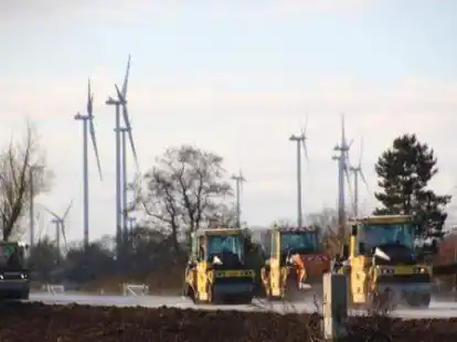 Das f&uuml;nf Kilometer lange Teilst&uuml;ck der Bundesstra&szlig;e 211 neu zwischen Mittelort und Logemannsdeich ist fertig.