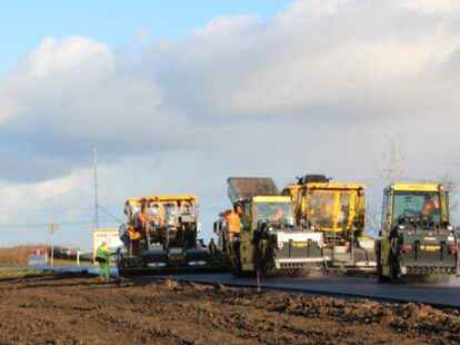 Das f&uuml;nf Kilometer lange Teilst&uuml;ck der Bundesstra&szlig;e 211 neu zwischen Mittelort und Logemannsdeich ist fertig.