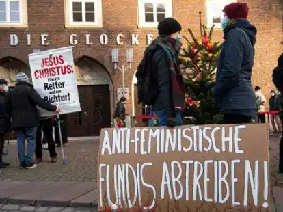 Vor dem Geb&auml;ude, in dem der Prozess gegen den Bremer Pastor Olaf Latzel stattfand, protestierten Demonstranten mit Plakaten gegen die &Auml;u&szlig;erungen des Evangelikalen zum Thema Abtreibung.