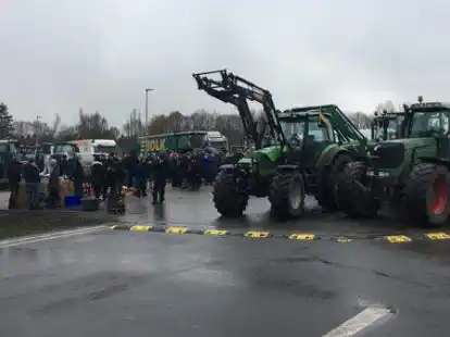 Die Landwirte blockierten am Dienstag die Zufahrt des Lidl-Zentrallagers.