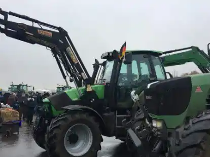 Traktoren standen am Dienstag vor dem Lidl-Zentrallager in Cloppenburg.