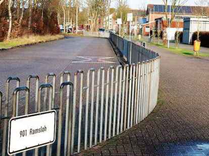 Noch stehen Gitter am Busbahnhof des Schulzentrum. Dieser ist nicht barrierefrei.