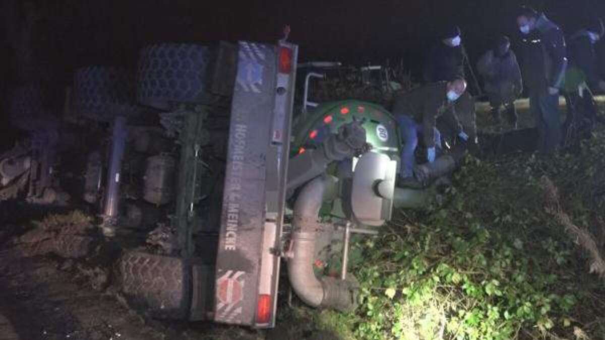 Unfall in Bad Zwischenahn Trecker mit Güllefass kippt in Kayhauserfeld