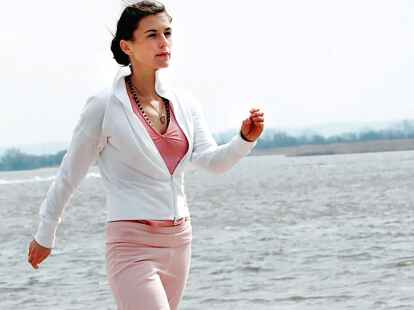 Vorfreude auf den Fr&uuml;hling: Z&uuml;giges Gehen kombiniert mit bewussten Atemmustern setzt jede Menge Energie frei.