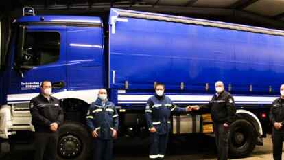 Fahrzeug&uuml;bergabe: (von links) Zugf&uuml;hrer Michael Falkenhof, Fahrer Dennis Rast, Gruppenf&uuml;hrer Thomas Elderts, Ortsbeauftragter Axel Weber, Helfersprecher Markus Stegers.