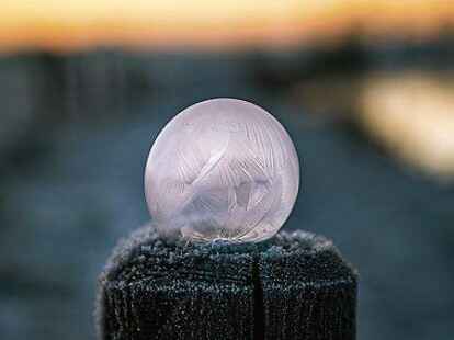 Geduld brauchte Wencke Iburg aus Tungeln bei diesem Foto. Zu sehen ist eine gefrorene Seifenblase &ndash; da hat sich das Warten gelohnt.