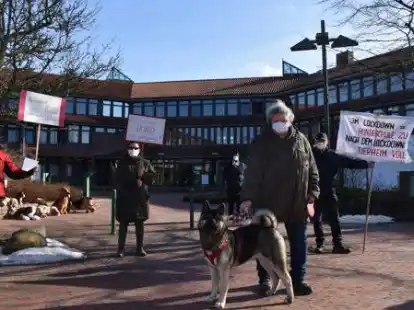 F&uuml;r gro&szlig;en &Auml;rger sorgen die im Lockdown geschlossenen Hundeschulen. Hundehalter aus der Umgebung machten sich auf den Weg zum Kreishaus in Wildeshausen, um gegen die Verordnung zu demonstrieren.