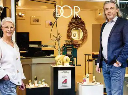 Einblicke: Im Schaufenster der Galerie D&rsquo;Or  im Herbartgang kann  man die Ostereier betrachten.  Manuela Enneking  bedankt sich bei Thomas Kunke f&uuml;r die Unterst&uuml;tzung