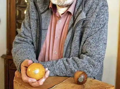 Mit diesem Pokal, einem Eichenholzw&uuml;rfel, will Bernhard Eden an vergangene Werfergr&ouml;&szlig;en erinnern &ndash; und kommende Top-Friesensportler ehren.