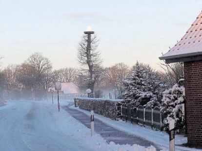 Macht der Mond eine Pause auf dem Storchennest? Das fragt sich Elke de Boer aus Sandelerm&ouml;ns, der diese ungew&ouml;hnliche Aufnahme gelang.