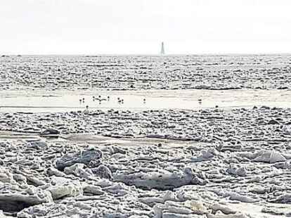 Vereister Jadebusen mit Blick auf den Arngaster Leuchtturm.
