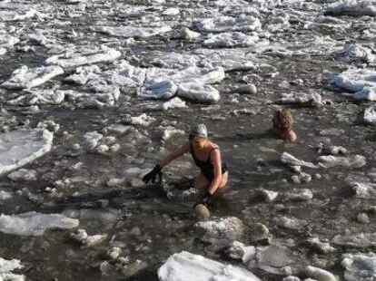 Eisbaden zwischen den Schollen am S&uuml;dstrand.