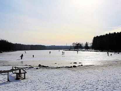 Spa&szlig; f&uuml;r Jung und Alt: Bei sch&ouml;nem Winterwetter auf dem Ottermeer Schlittschuh fahren.