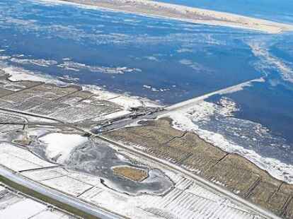 Diese Luftaufnahme des Hafens von Nessmersiel entstand bei einem Rundflug an der K&uuml;ste von Ren&eacute; Rogge aus Leerhafe.