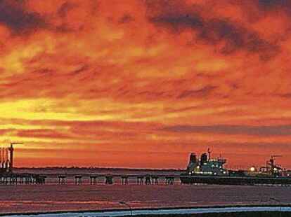 Der Sonnenaufgang &uuml;ber dem Jadebusen aus der Sicht vom Uniper-Kraftwerk.