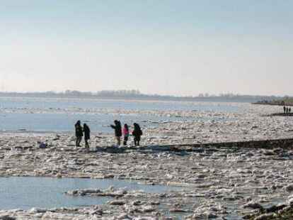 Ein paar vorsichtige Schritte wagten am Wochenende einige Spazierg&auml;nger auf den Eisschollen am S&uuml;dstrand.