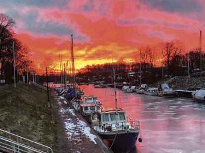 Der R&uuml;stersieler Hafen gestern Morgen beim Sonnenaufgang. Ein beeindruckende Bild, das Leserin Ingrid Sparwel festgehalten hat.