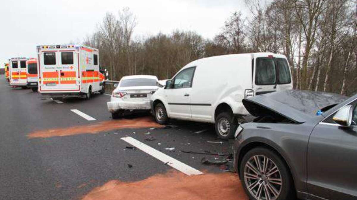 Unfall Auf B72 Bei Emstek: Sechs Verletzte Nach Kollision Mit ...