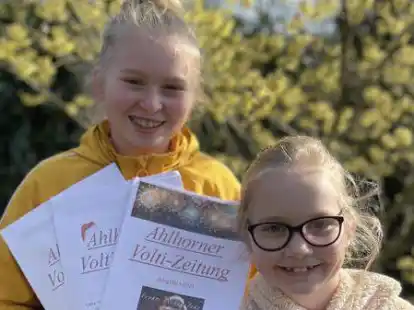 Pr&auml;miertes Produkt: Emma  (links) und Charlotte Bu&szlig; pr&auml;sentieren die Volti-Zeitung  des RV  Ahlhorn.