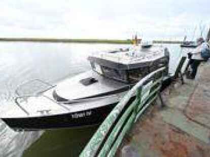 Die Schnellf&auml;hre T&ouml;wi IV hat im Hafen von Baltrum angelegt. Foto: Torsten von Reeken