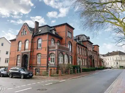 Das &bdquo;Rote Schloss&ldquo;: Es wurde Ende des 19. Jahrhunderts am C&auml;cilienplatz gebaut.