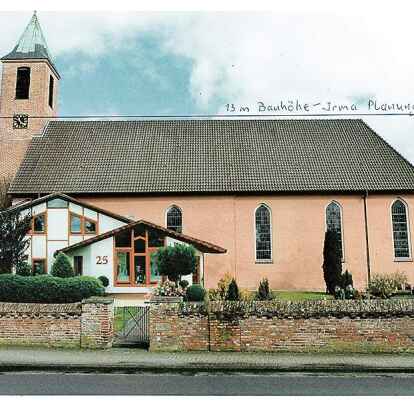 H&ouml;henvergleich zwischen dem Wohnhaus Nr. 25 (vorne, links) und dem Dach der Marienkirche, das fast so hoch ist wie der geplante Anbau an den Irma-Markt.
