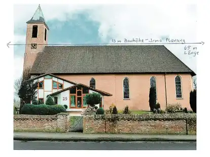 H&ouml;henvergleich zwischen dem Wohnhaus Nr. 25 (vorne, links) und dem Dach der Marienkirche, das fast so hoch ist wie der geplante Anbau an den Irma-Markt.