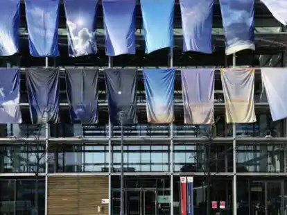 &bdquo;One Sky Flags. Deutschland&ldquo;: Kunstaktion mit Himmelfotos als Flaggen an der S&uuml;dseite der Landesvertretung Niedersachsen in Berlin.